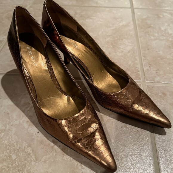 Nine West | Metallic Pointy Toe 2.5" Heel Pumps | Bronze Croc | Size: 8.5 - Picture 1 of 8